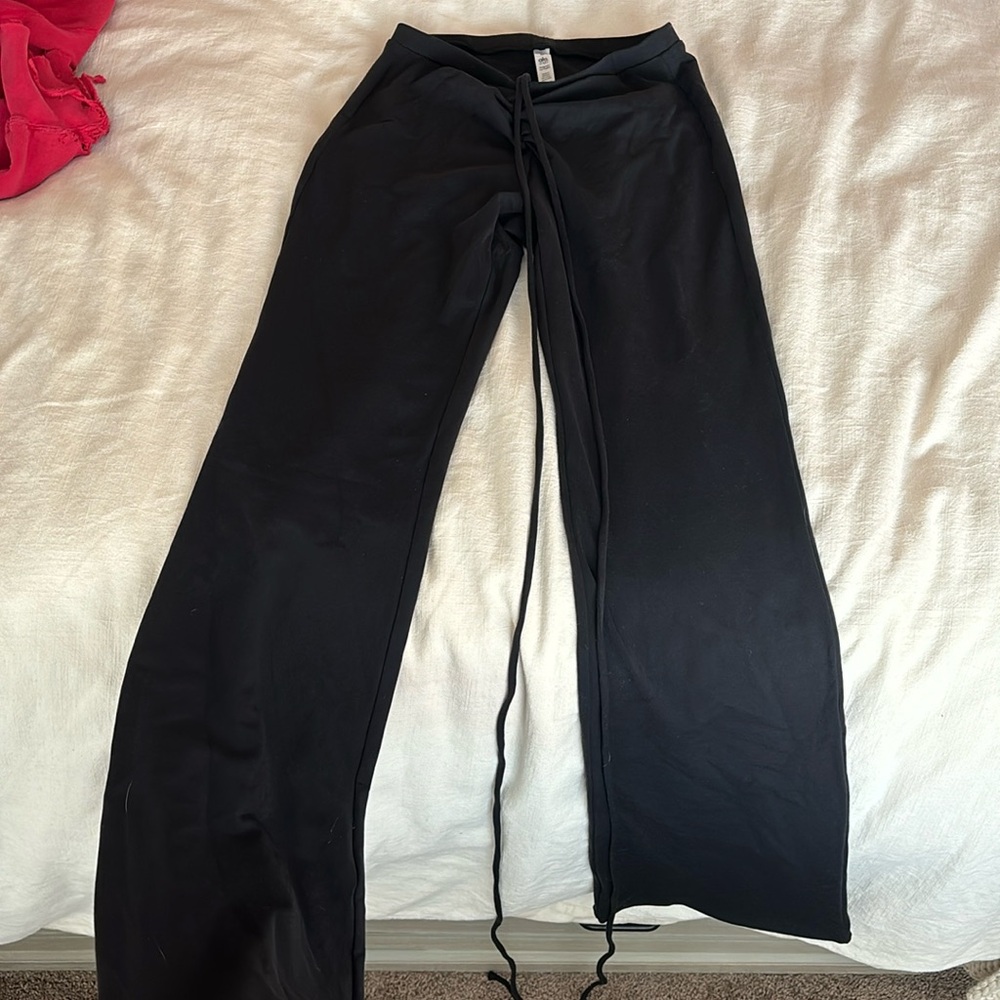 Alo v-waist flare leggings with strings attached to wrap around stomach